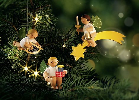 [Translate to Niederländisch:] Verschiedene handgemachte Elfpunkte-Engel an Tannenbaum