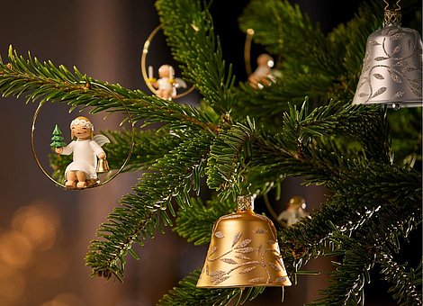 [Translate to Niederländisch:] Handgemachter Christbaumschmuck an Tannengrün