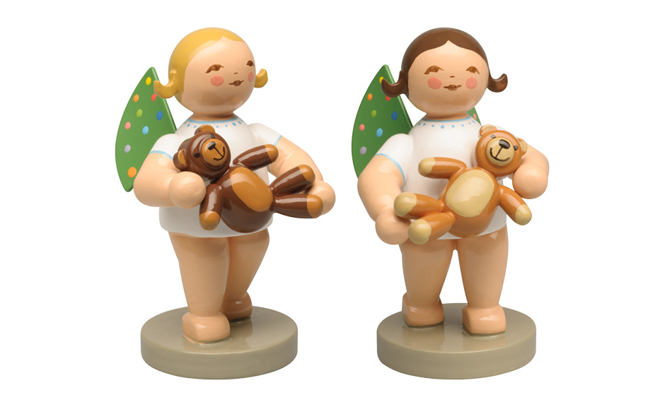 [Translate to Niederländisch:] Engel mit grünen Flügeln und Teddy im Arm