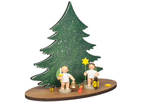 Zwei Engelfiguren vor einem großen Tannenbaum auf einem ovalen Holzsockel