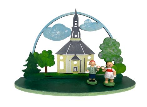 Bühne aus Holz mit Seiffener Kirche. Im Vordergrund eine Figur.