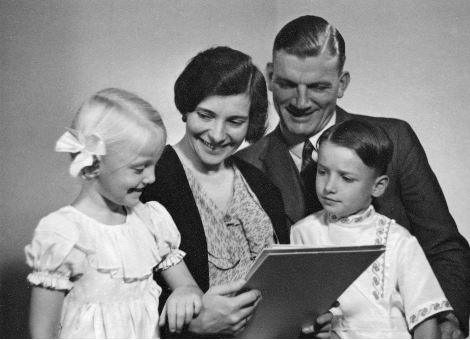 [Translate to Niederländisch:] Schwarz-Weiß-Aufnahme von Olly und Johannes Wendt mit den Kindern Hans und Sigrid.